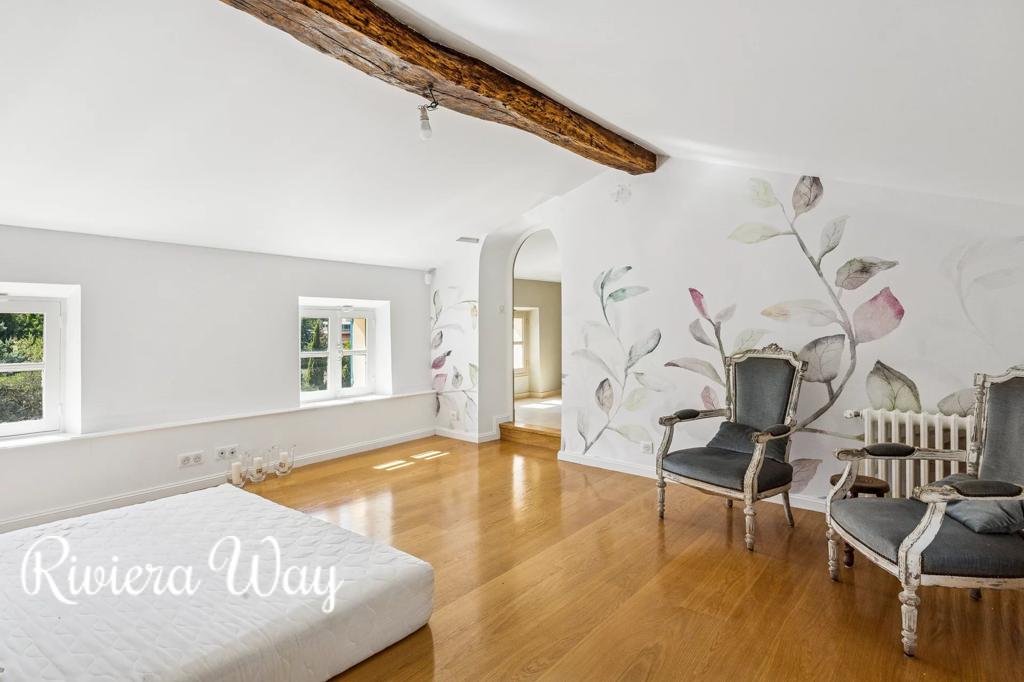 9 room villa in Grasse, photo #10, listing #104342280