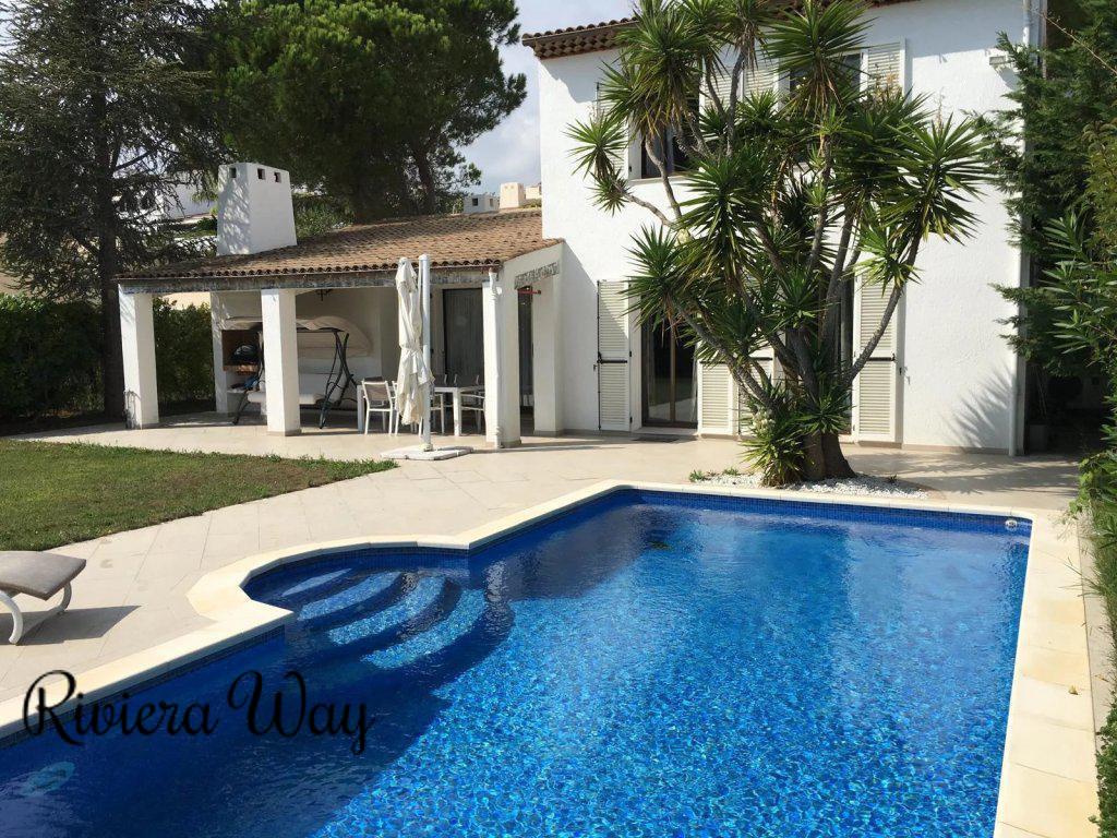 Villa in Villeneuve-Loubet, 230 m², photo #1, listing #106035846