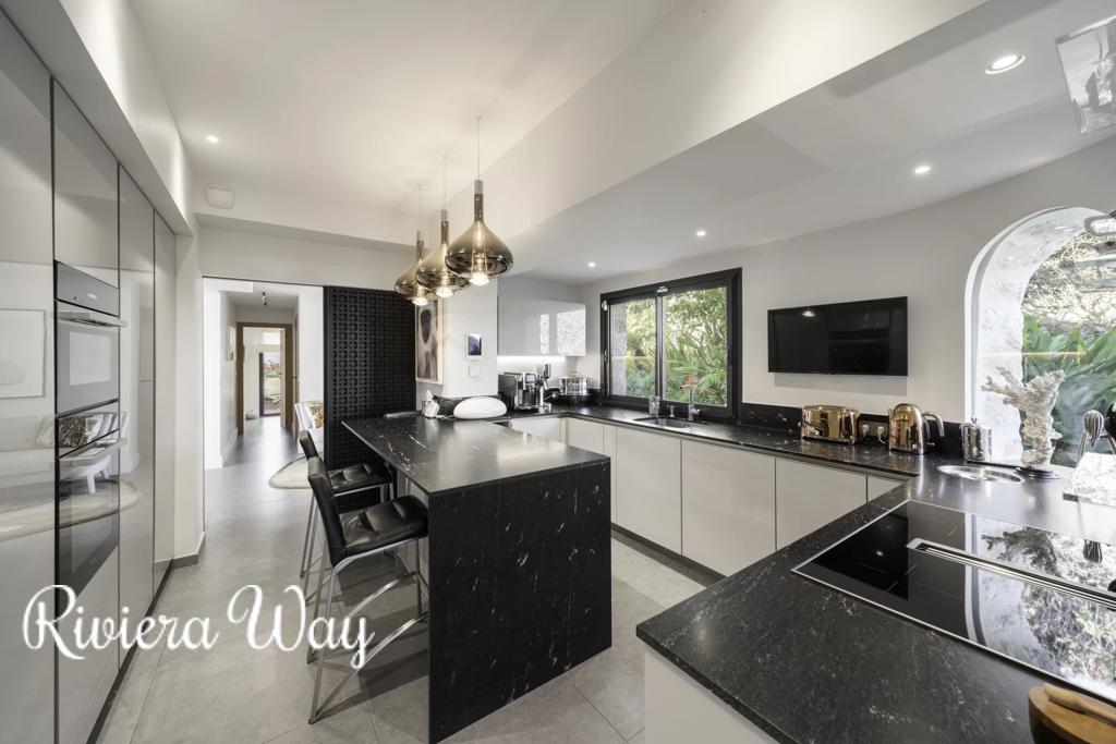 8 room villa in Cannes, photo #4, listing #105139734