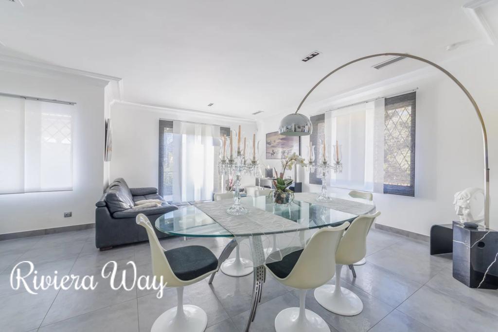 8 room villa in Cannes, photo #2, listing #92995014
