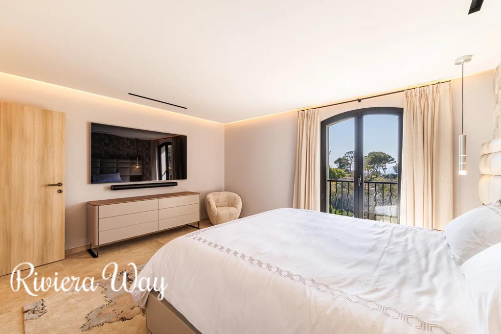 8 room villa in Cannes, photo #9, listing #105630420