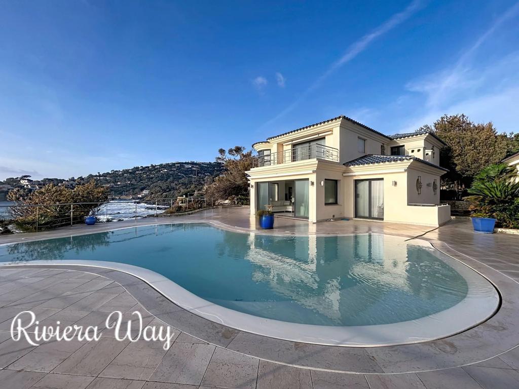 8 room villa in Roquebrune-sur-Argens, photo #1, listing #105374724