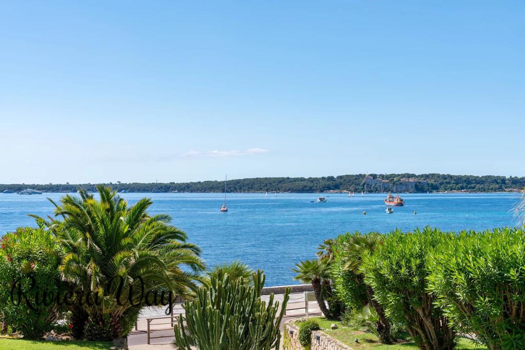 4 room apartment in Cannes, photo #2, listing #105630378