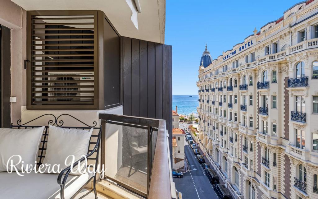 1 room apartment in Cannes, photo #1, listing #106524348