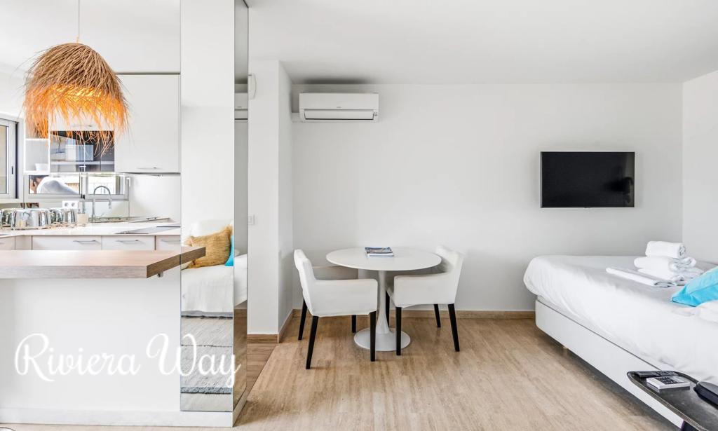 Apartment in Cannes, photo #4, listing #106524306