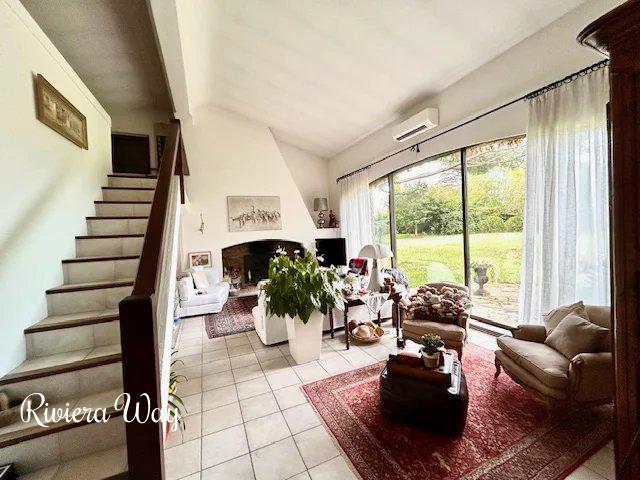 8 room villa in Mougins, photo #1, listing #102817260