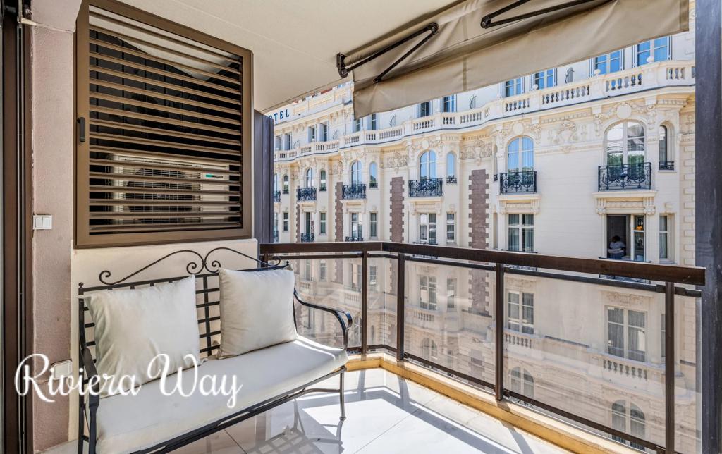 1 room apartment in Cannes, photo #10, listing #106524348