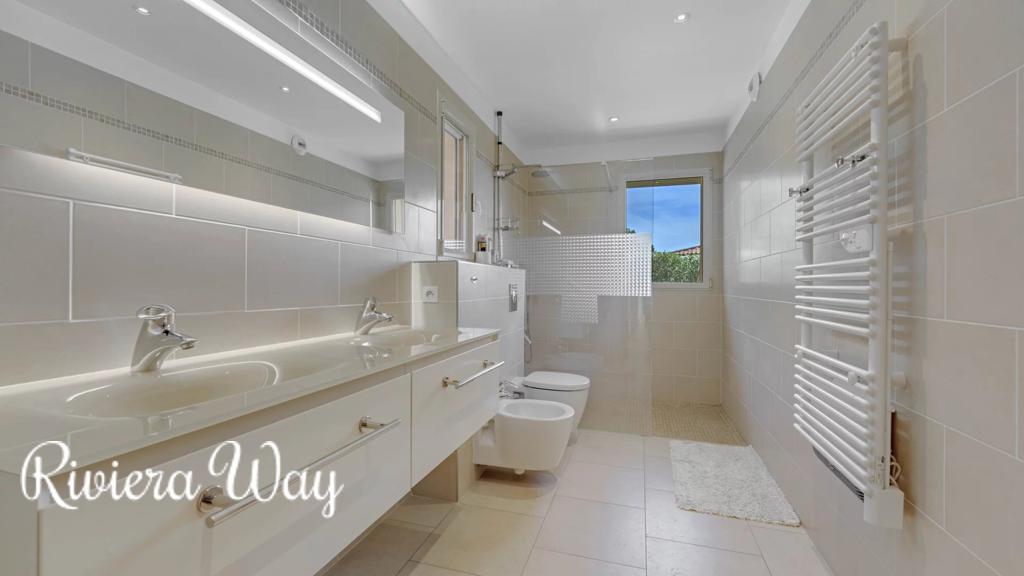 8 room villa in Cavalaire-sur-Mer, photo #10, listing #104236272