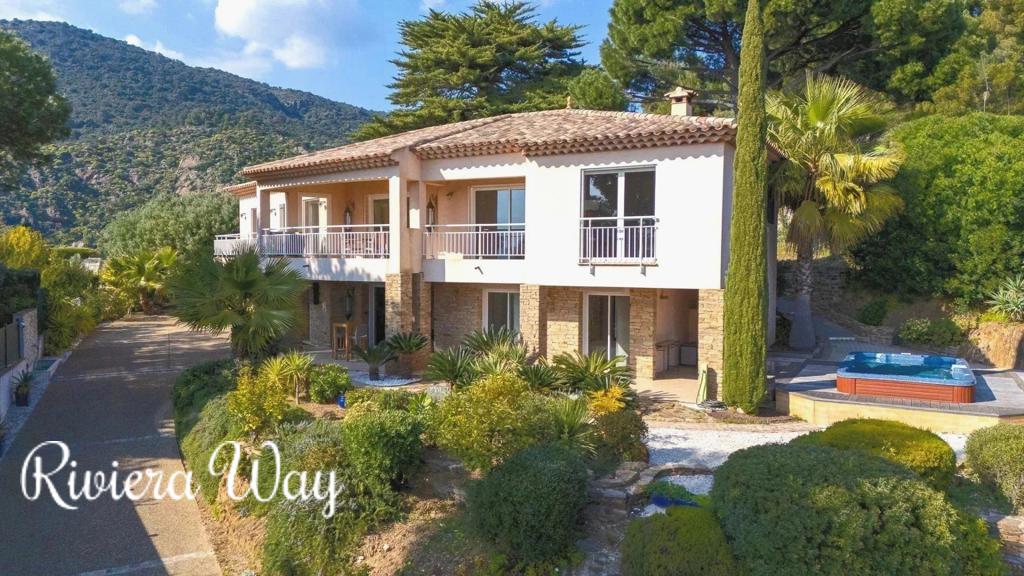 5 room villa in Le Lavandou, photo #1, listing #105223146