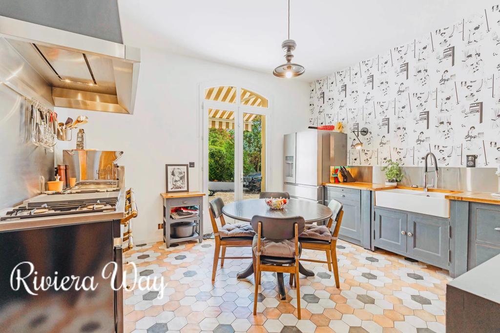 7 room villa in Toulon, photo #3, listing #103975200