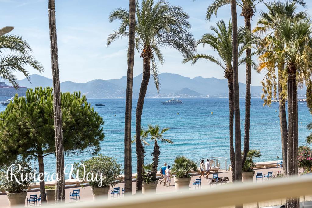 Apartment in Cannes, photo #2, listing #95133528