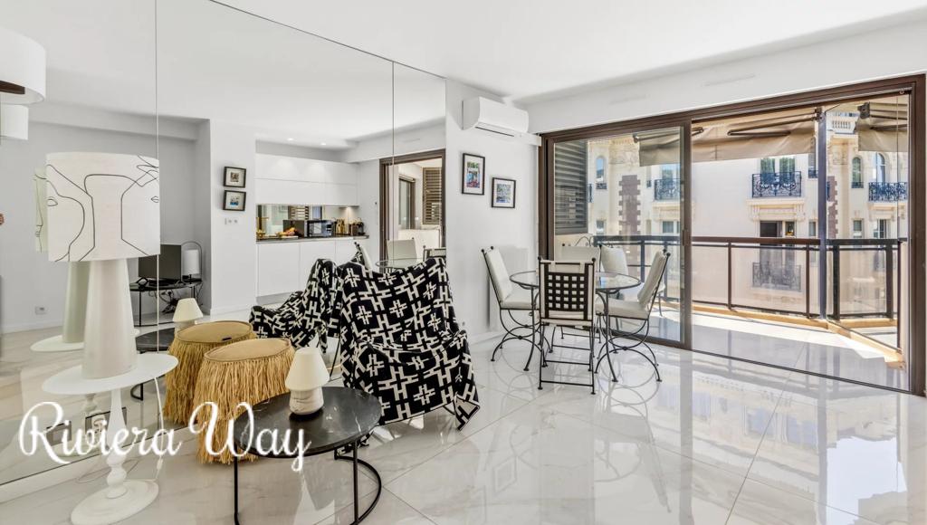 1 room apartment in Cannes, photo #6, listing #106524348