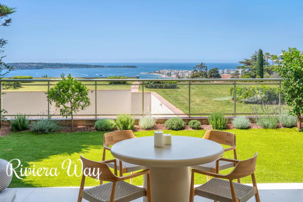 4 room apartment in Cannes, photo #1, listing #106515822