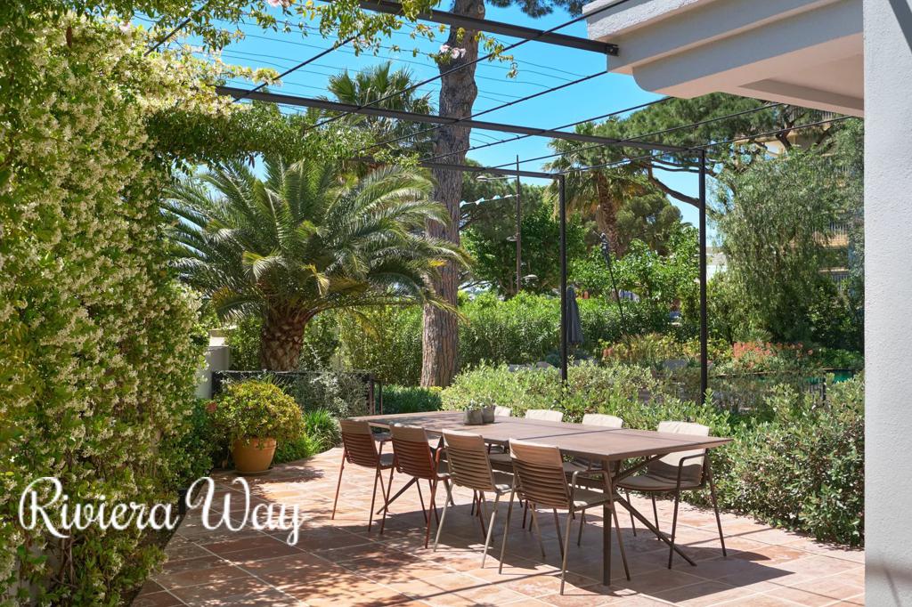 10 room villa in Sainte-Maxime, photo #4, listing #103832148