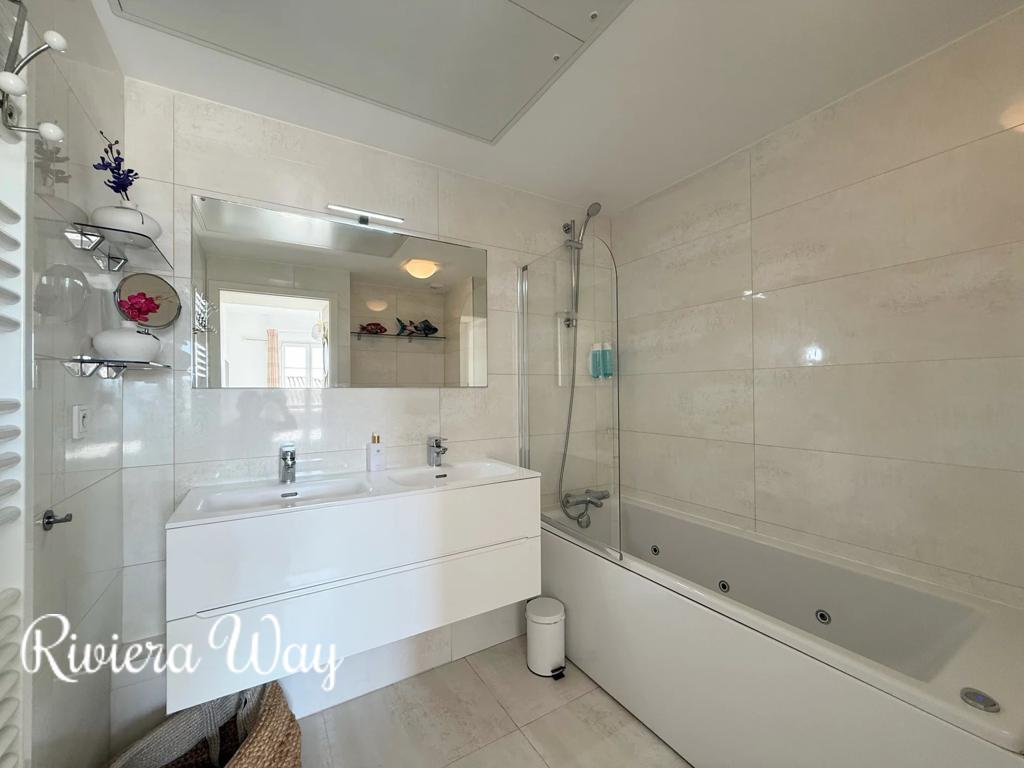 4 room apartment in Saint-Tropez, photo #8, listing #106240344
