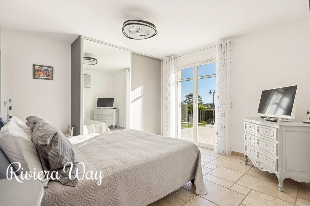 Villa in St-Laurent-du-Var, photo #1, listing #104619774