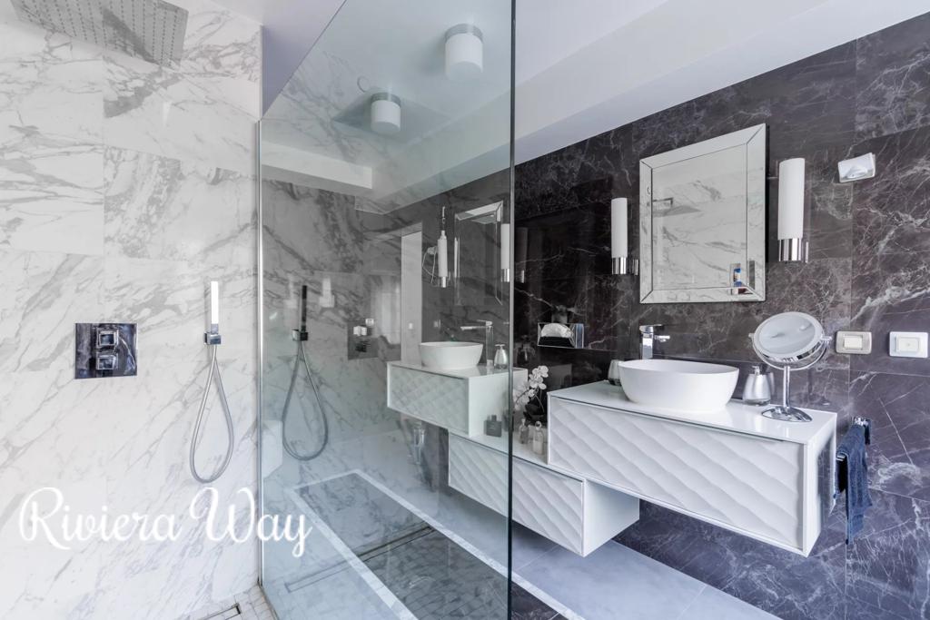 8 room villa in Cannes, photo #9, listing #92995014
