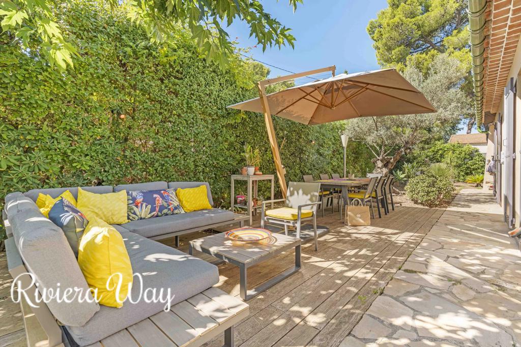 6 room villa in Hyères, photo #1, listing #104106828