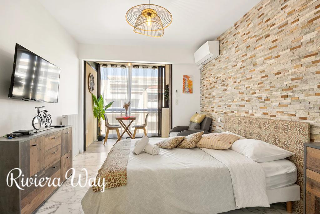1 room apartment in Cannes, photo #1, listing #106322202
