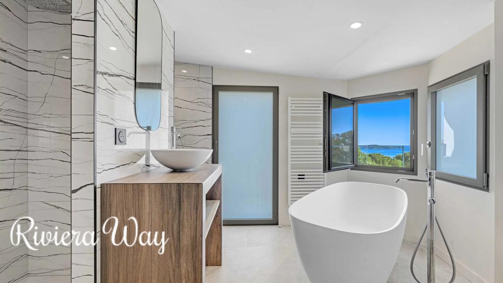 9 room villa in Cavalaire-sur-Mer, photo #3, listing #104652450