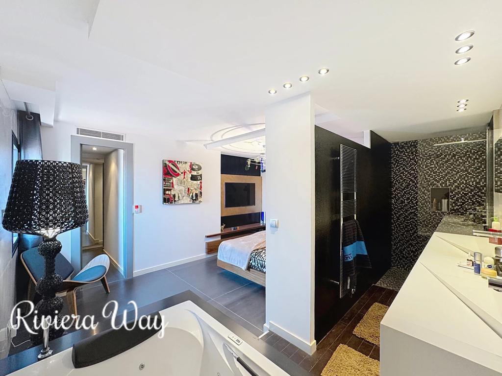 6 room apartment in Antibes, photo #3, listing #102863544