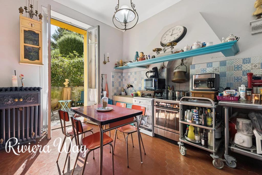 8 room villa in Grasse, photo #3, listing #106185114