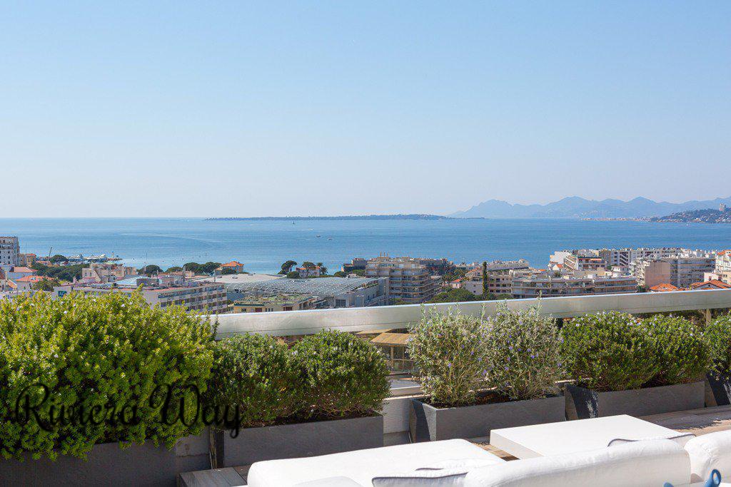 4 room penthouse in Juan-les-Pins, photo #1, listing #78988896