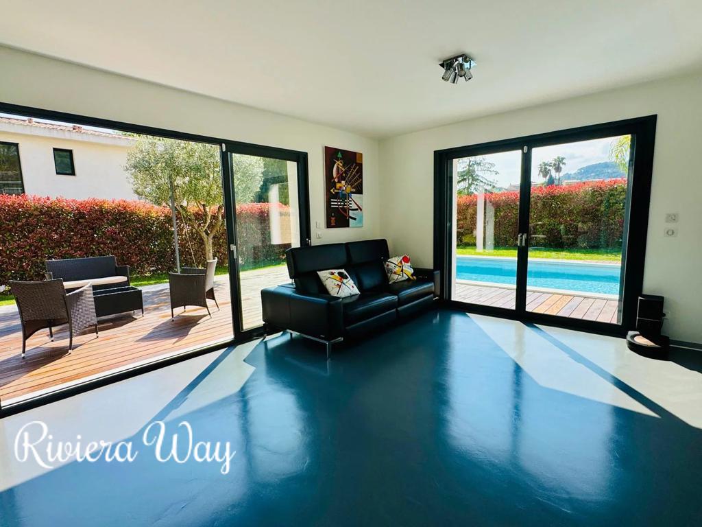 5 room villa in Saint-Paul-de-Vence, photo #8, listing #103133940
