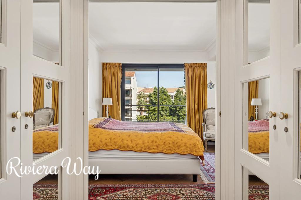 6 room apartment in Cannes, photo #3, listing #104428842