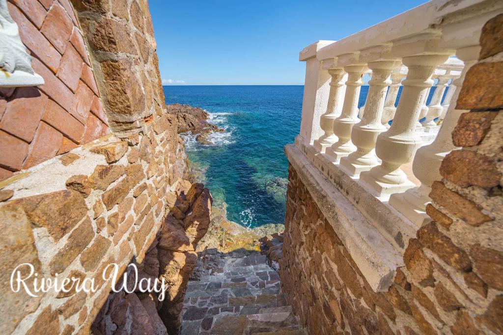 9 room villa in Saint-Raphaël, photo #5, listing #104501460