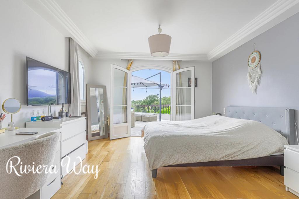 5 room villa in La Gaude, photo #9, listing #104471472