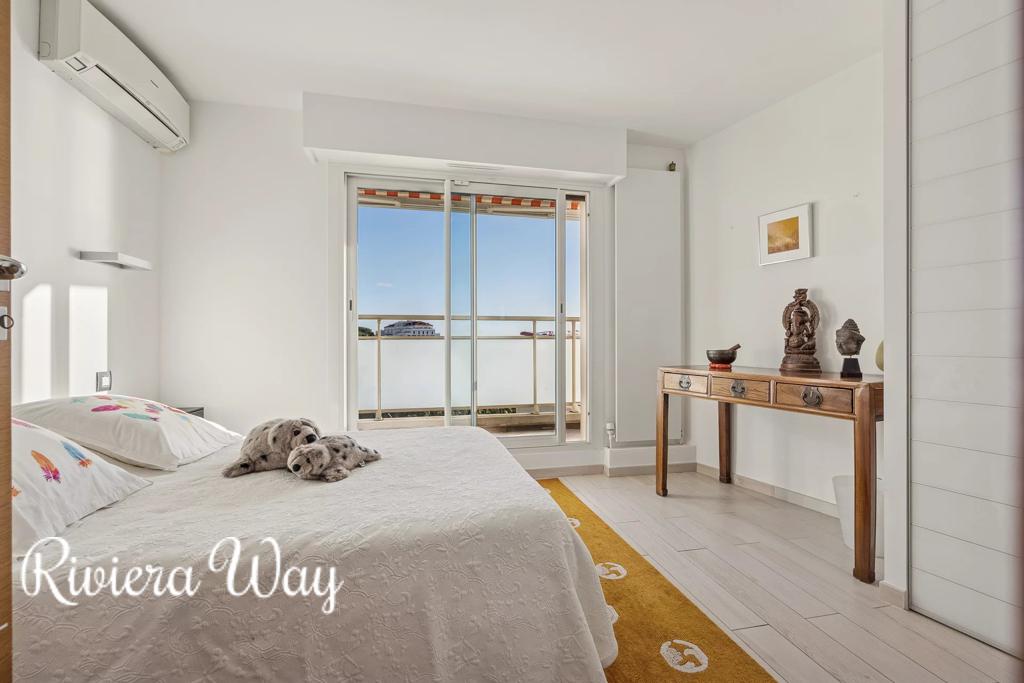 4 room apartment in Antibes, photo #1, listing #105160146