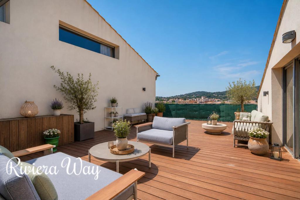 Apartment in Sainte-Maxime, photo #3, listing #106534302