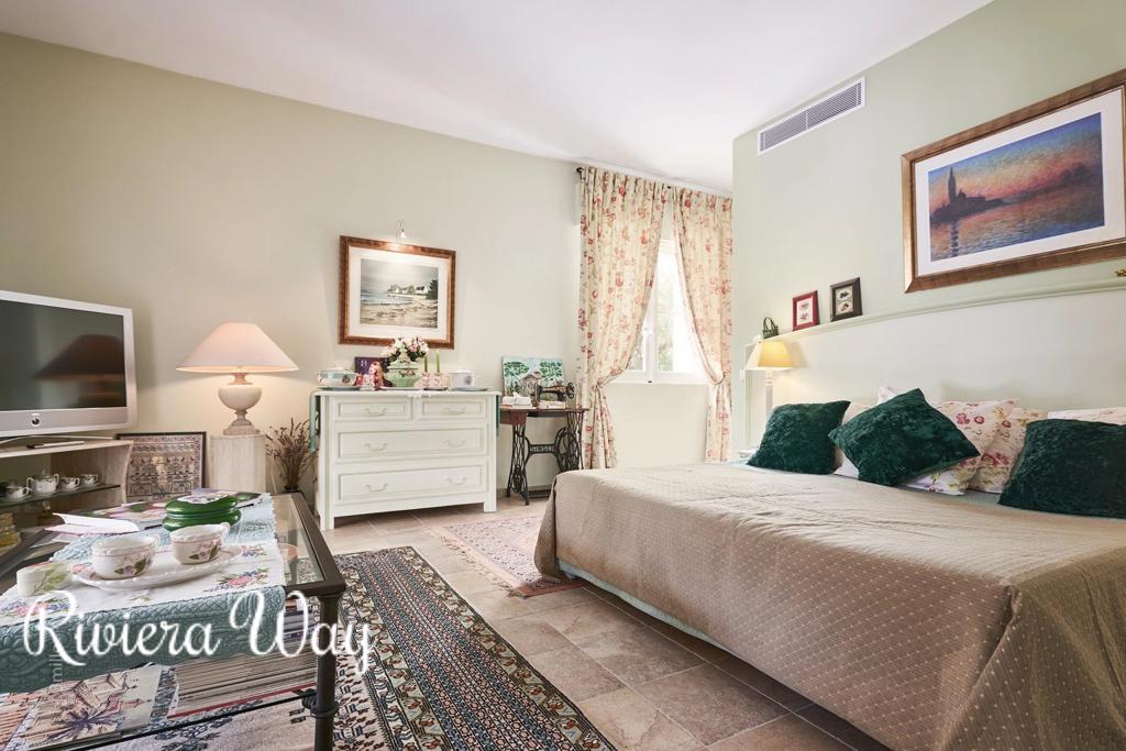 10 room villa in Saint-Tropez, photo #7, listing #86857092