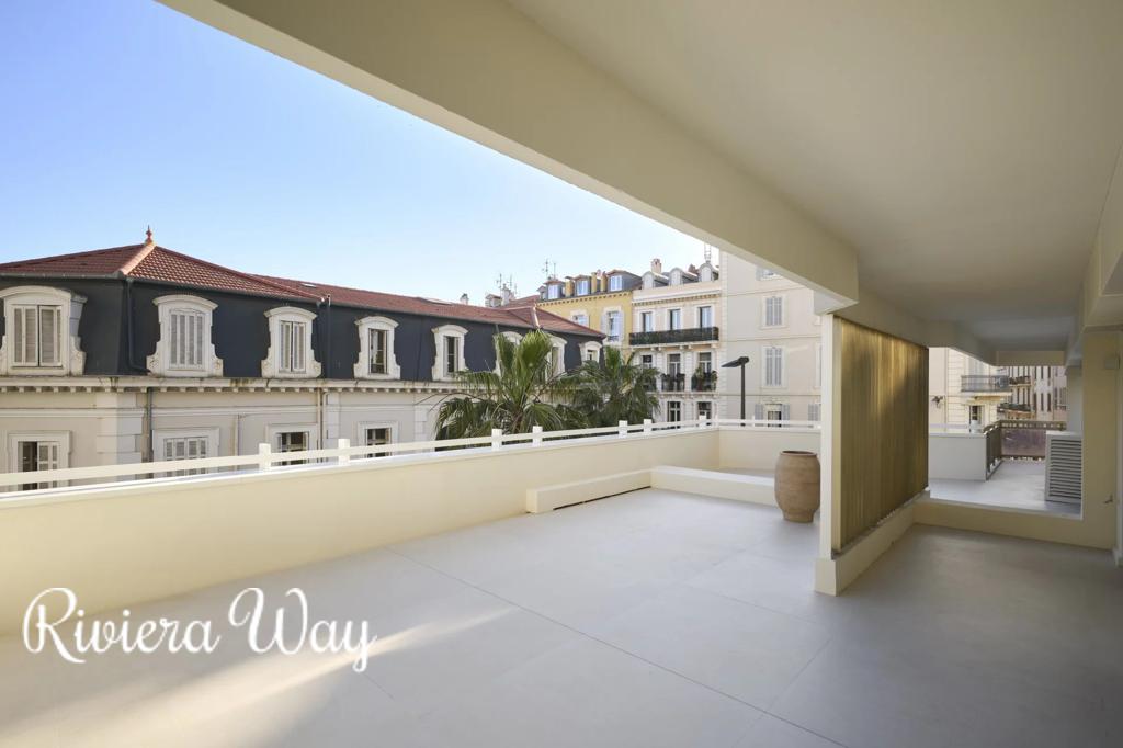 4 room apartment in Cannes, photo #1, listing #105601482