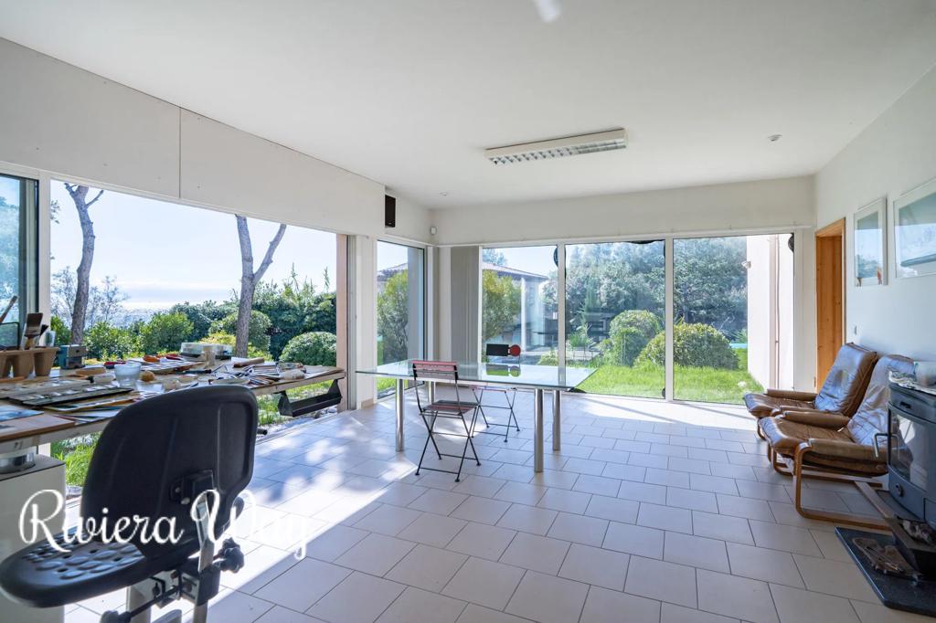 7 room villa in Fréjus, photo #7, listing #104418930