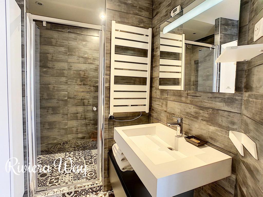 2 room apartment in Cannes, photo #7, listing #106464372