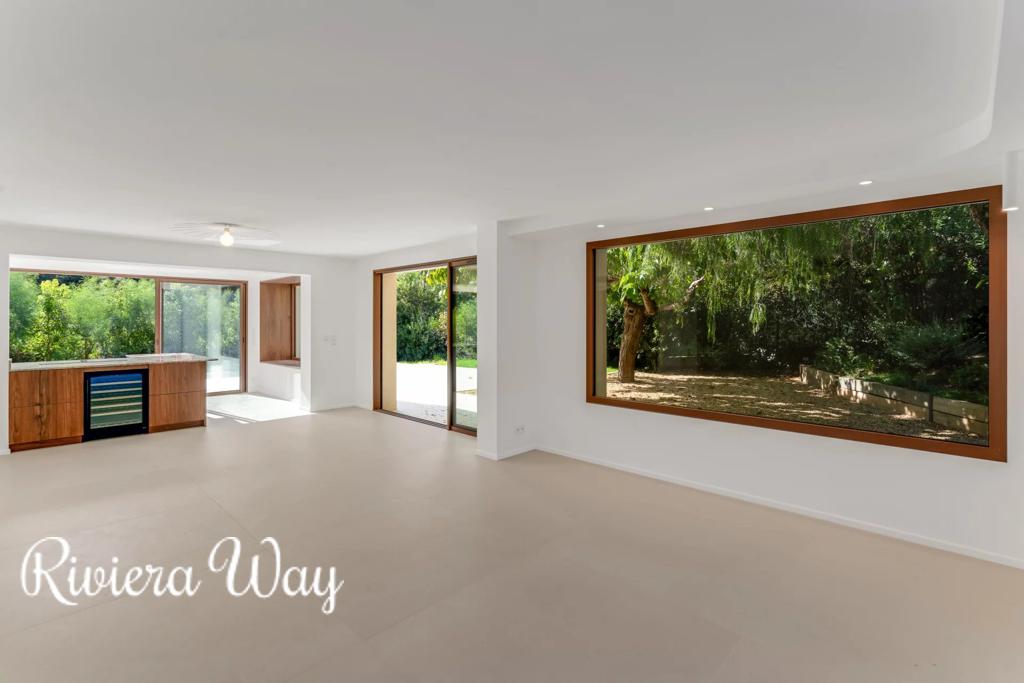 8 room villa in La Croix-Valmer, photo #4, listing #107076018