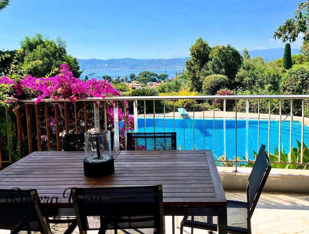 5 room apartment in Antibes, photo #1, listing #103975494