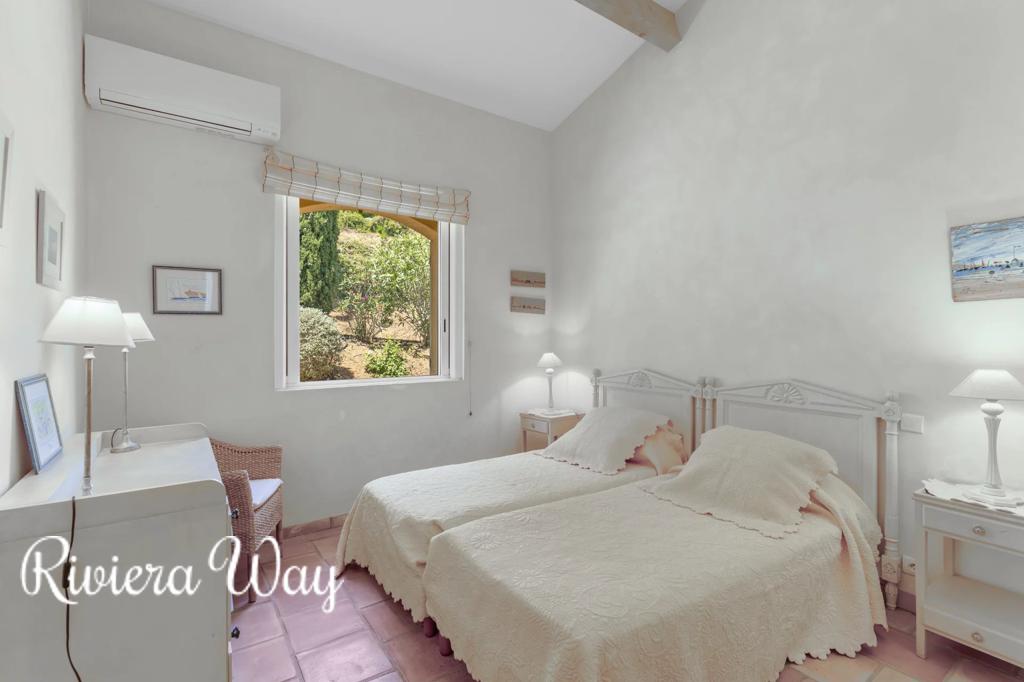 8 room villa in La Croix-Valmer, photo #2, listing #103229952