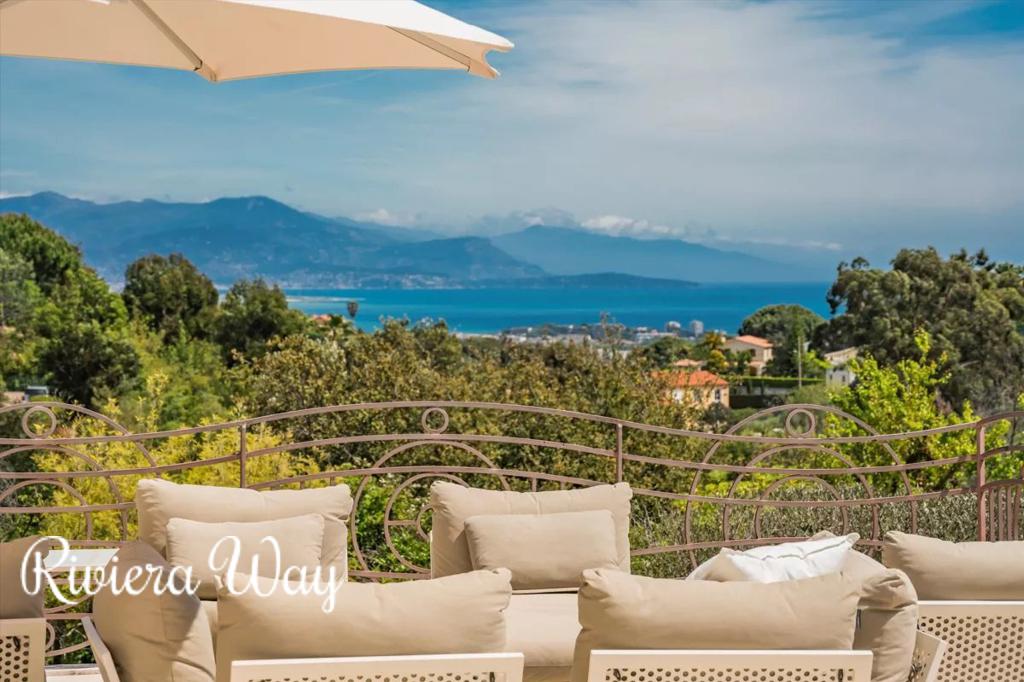 8 room villa in Cannes, photo #3, listing #83571768