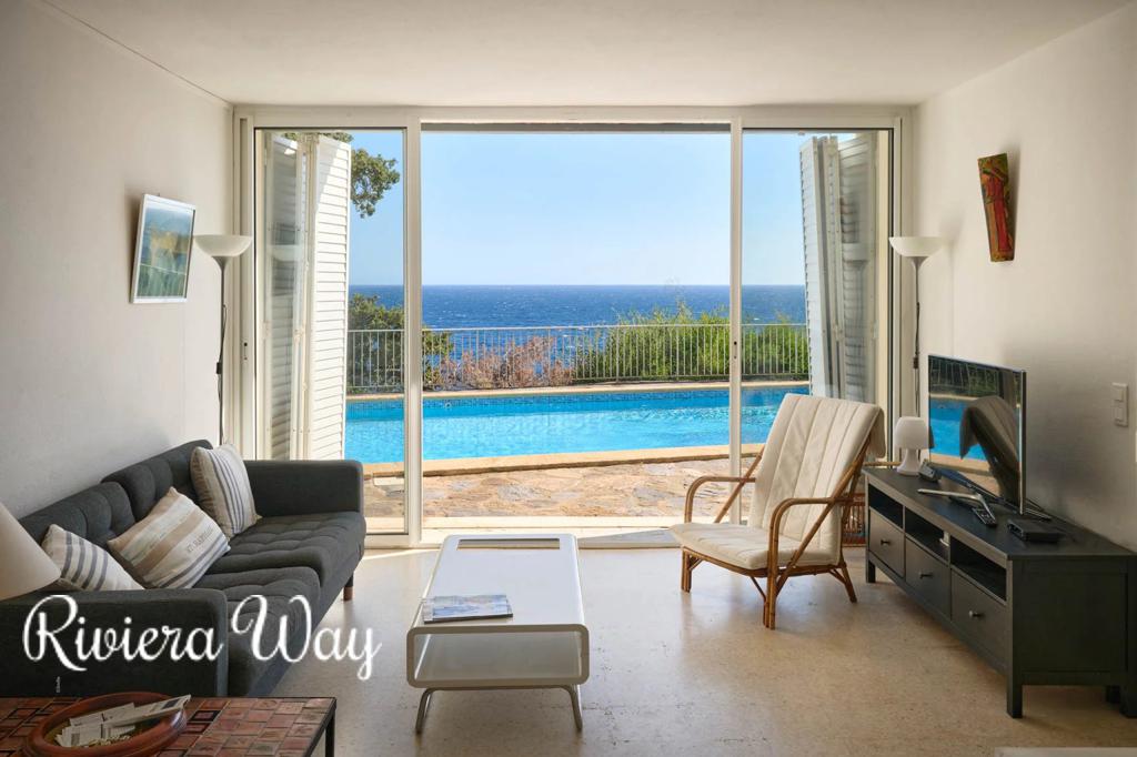 10 room villa in La Croix-Valmer, photo #1, listing #102510912