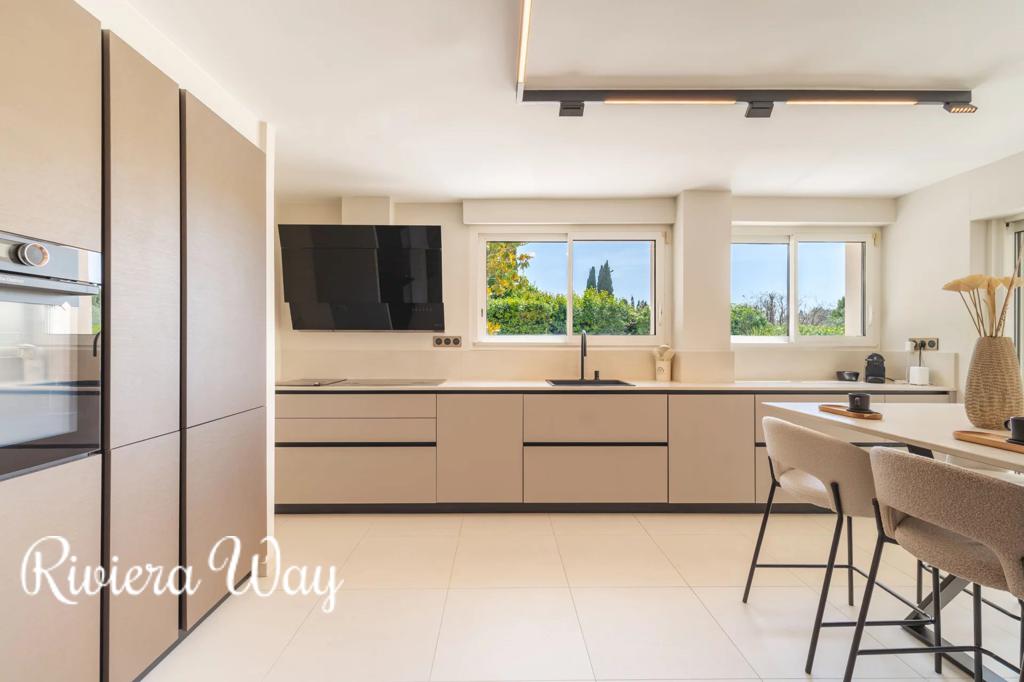 8 room villa in Mougins, photo #6, listing #106401834