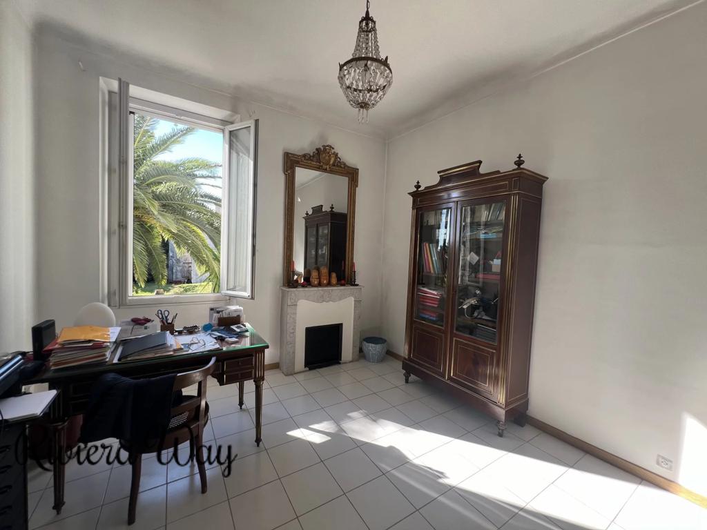 8 room villa in Antibes, photo #10, listing #100548252