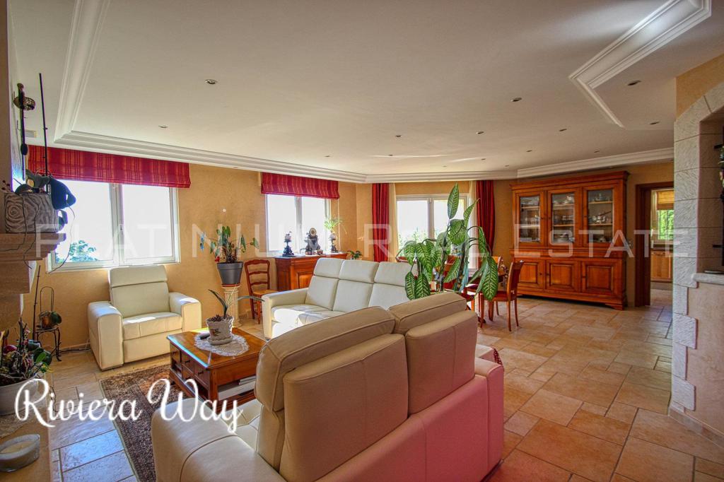 8 room villa in Èze, photo #1, listing #80377122