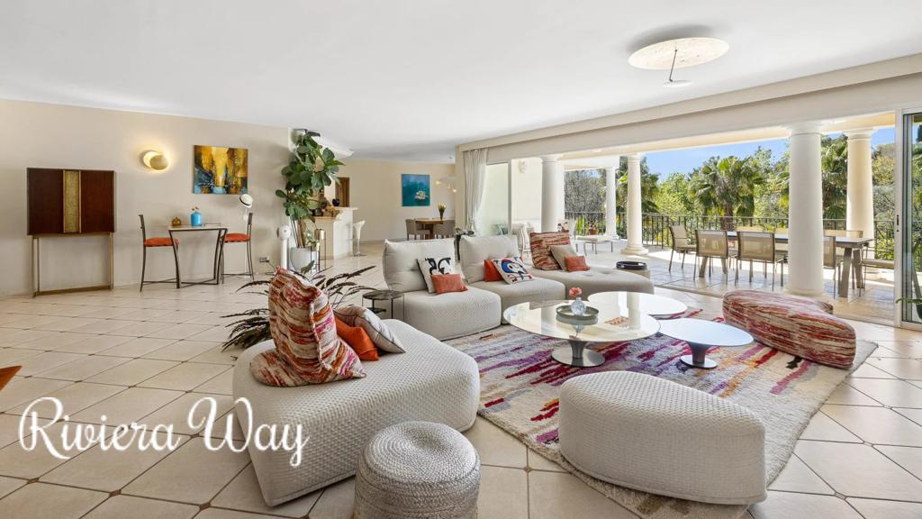 8 room villa in Le Rouret, photo #5, listing #105916902