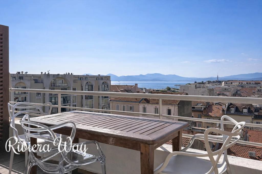 1 room apartment in Boulevard de la Croisette, photo #1, listing #105845670