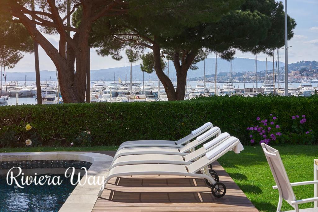 6 room villa in Cannes, photo #2, listing #101391822