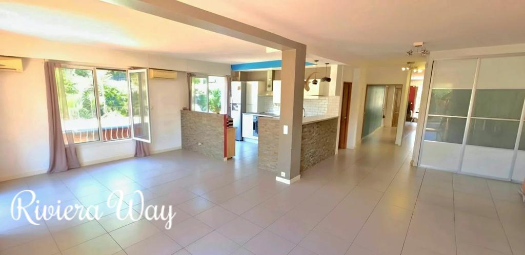 5 room apartment in Cannes, photo #1, listing #106789158