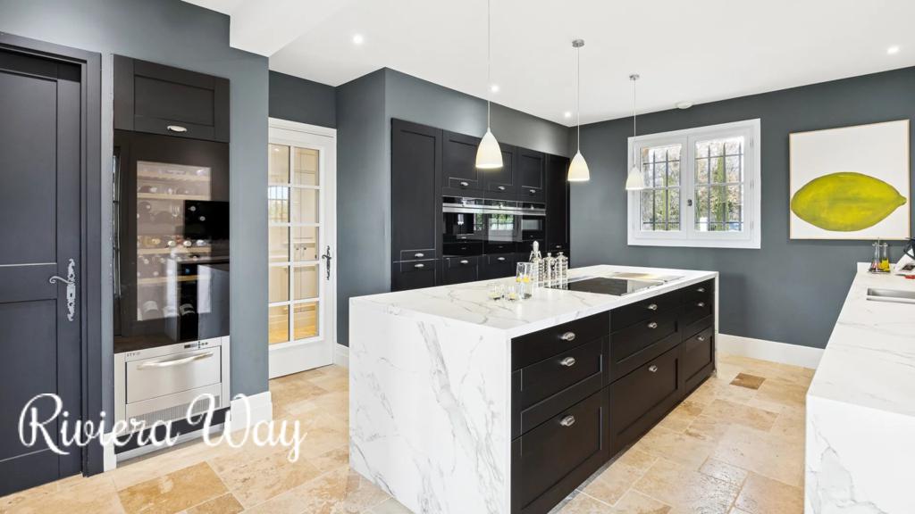 8 room villa in Fayence, photo #7, listing #105456036